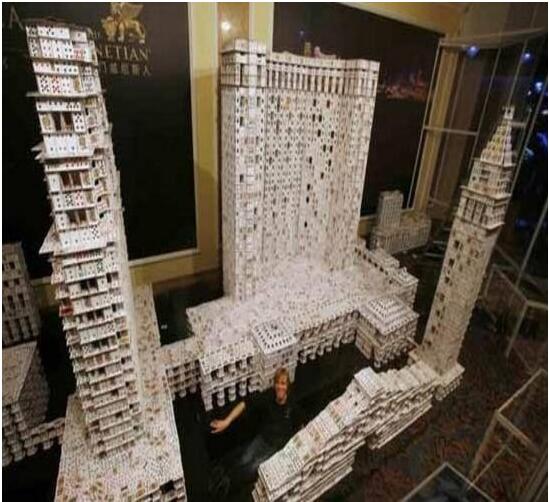 世界上最大的扑克牌建筑,耗时44天(长21公里/高3米)