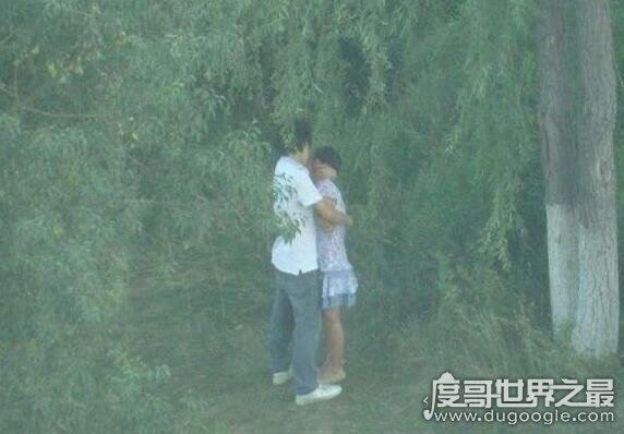 世界十大最离奇的雷击事件，卫生间上厕所下体被雷劈